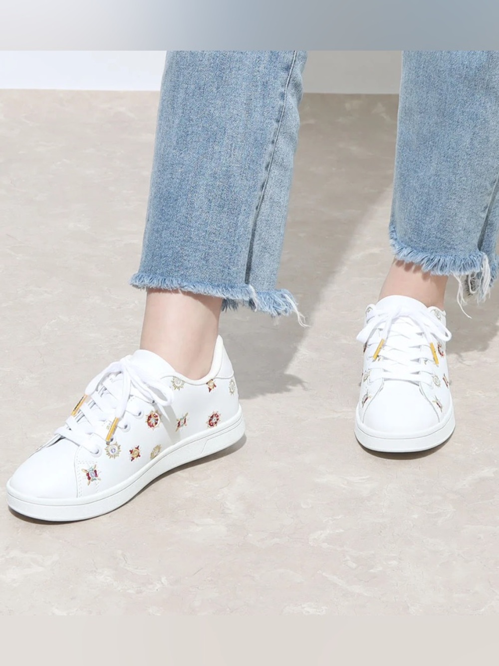 4/$50 SALE ❤️ Desigual white embroidered sneakers